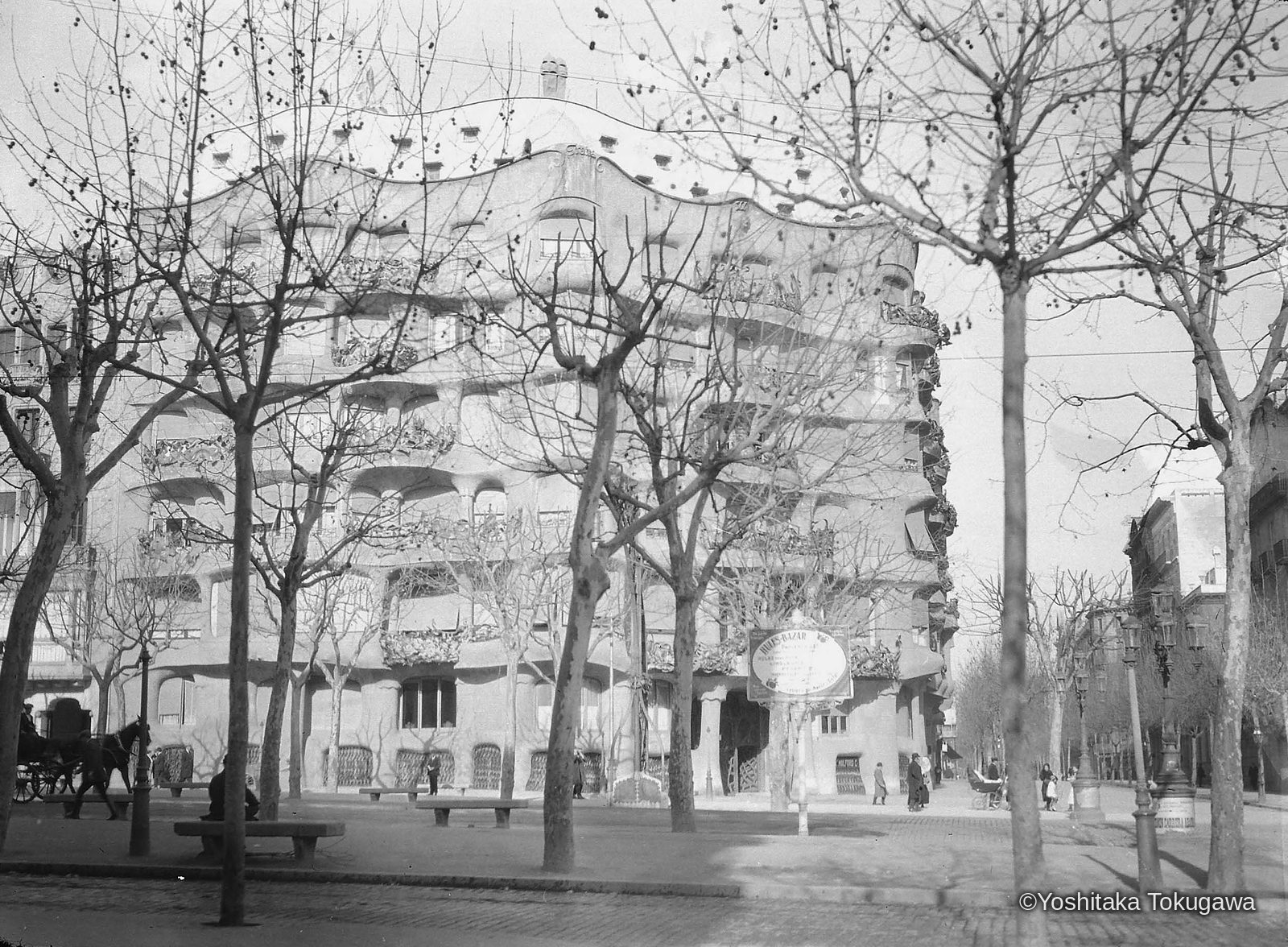 1922年2月16日スペイン・バルセロナでカサ・ミラ（アントニ・ガウディ設計、1910年完成）を写す